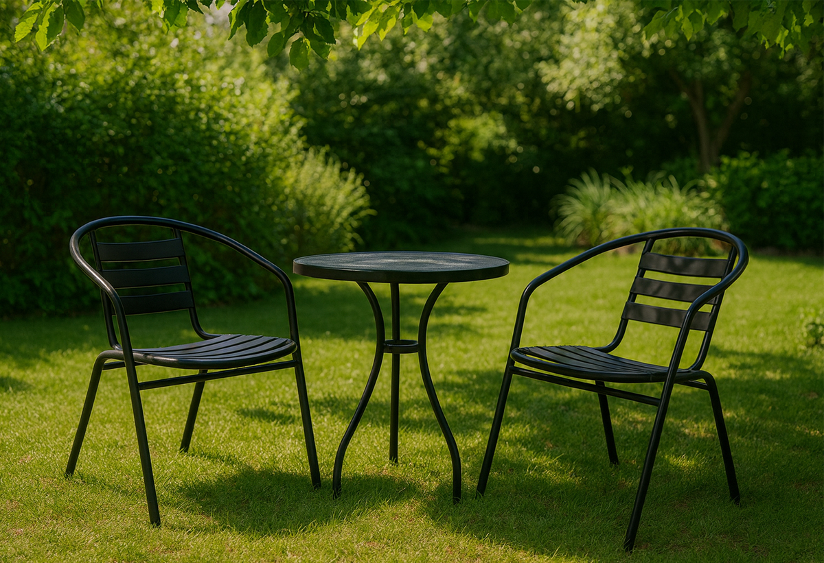 Απεικονίζονται δύο πολυθρόνες bistro σε έναν κήπο, μαζί με ένα τραπέζι.